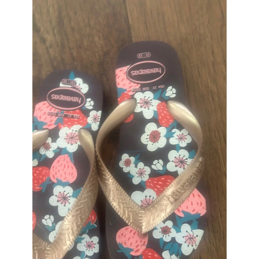 Havaianas Kids Strawberry Floral Flip Flops Rose Gold Straps Navy Blue Size 2Y